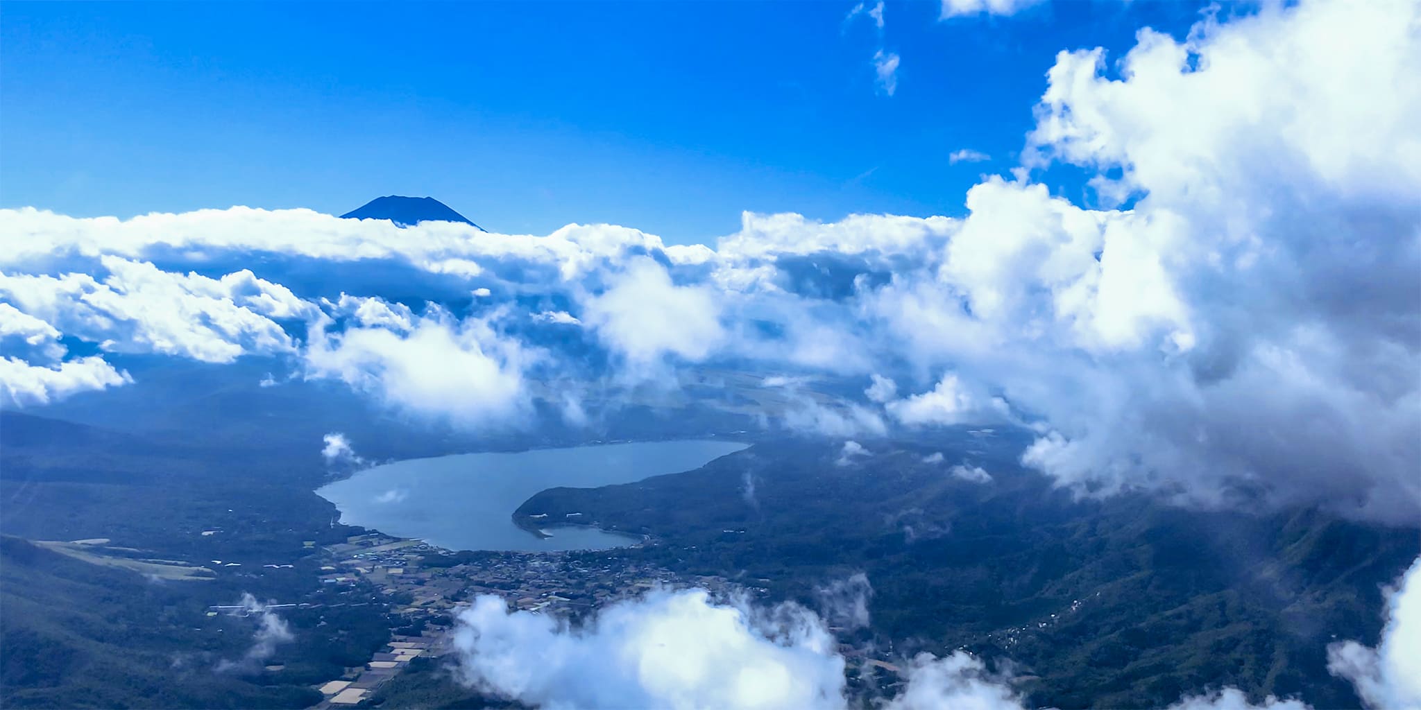 ヘリコプターから見た富士山
