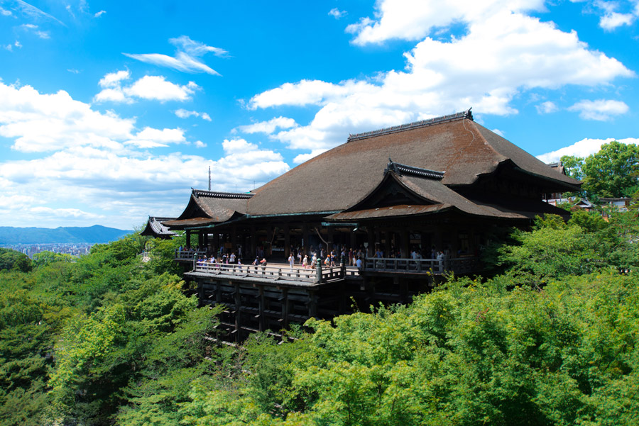 ヘリコプターで京都を観光！混雑に巻き込まれずに、清水寺を眺めるプランあります！