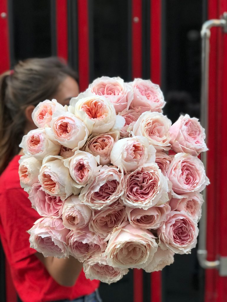 プロポーズにはバラの花束がおすすめ 本数 色に込められた意味とサプライズプランをチェック ヘリコプター情報メディア Airos Heliday By Airx